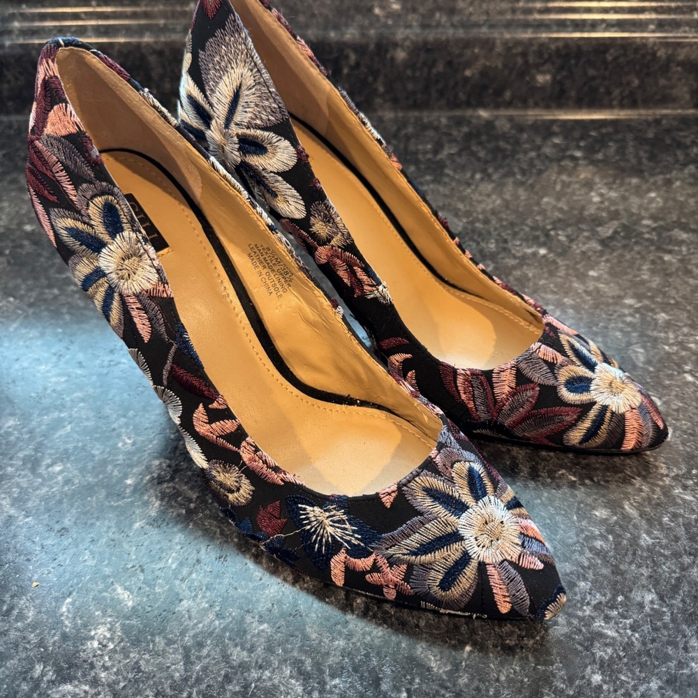 G.I.L.I. Got It Love It Floral Embroidered Pointed Toe Pumps Black Multi 8.5M - Picture 8 of 8